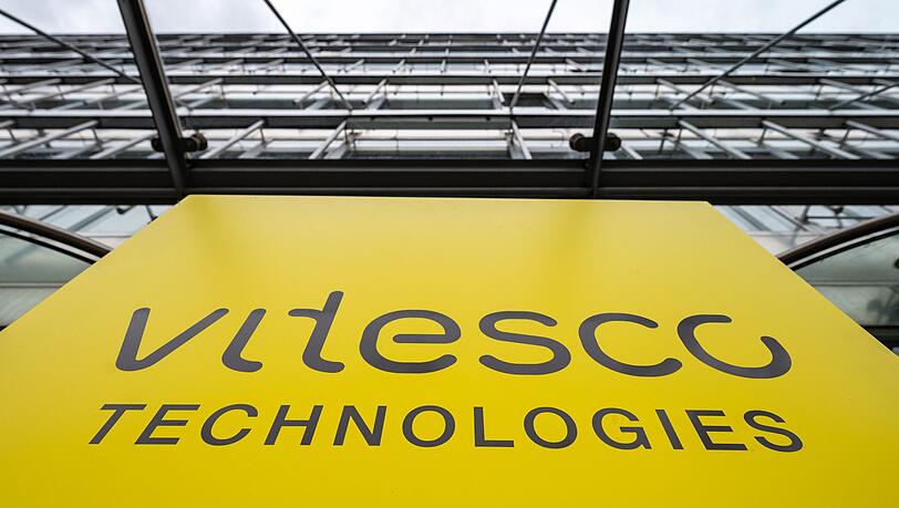 Der Schriftzug von Vitesco Technologies steht auf einem Schild vor dem Werksgelände.