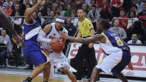 Eine intensive Partie, hier Bambergs Filiperto Rivera gegen Jason Garner (l.) und Jeo’Kel Foster (re.), mit schwachen Schiedsrichtern. Eine intensive Partie, hier Bambergs Filiperto Rivera gegen Jason Garner (l.) und Jeo’Kel Foster (re.), mit schwachen Schiedsrichtern.