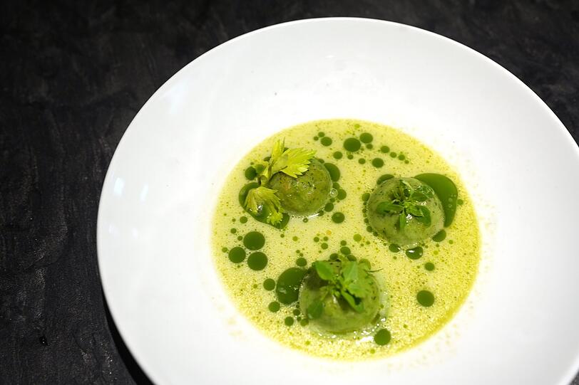 Zweiter Gang: Bottoni di Friarielli mit Perlhuhnfüllung, Buttermilchbrühe und geräucherter Butter.