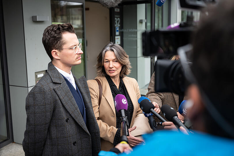 Yves Georg und Regina Rick, die Anw&auml;lte des Angeklagten, sprechen im November 2025 mit Journalisten, nach dem Freispruch im Prozess um den Fall Hanna.