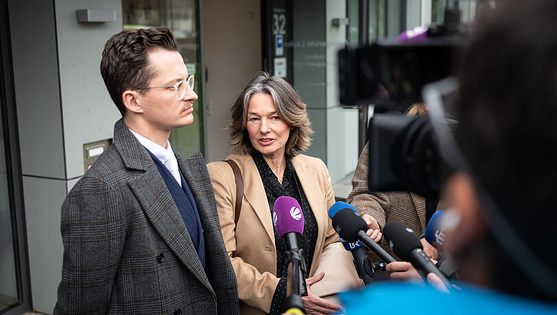 Yves Georg und Regina Rick, die Anw&auml;lte des Angeklagten, sprechen im November 2025 mit Journalisten, nach dem Freispruch im Prozess um den Fall Hanna.