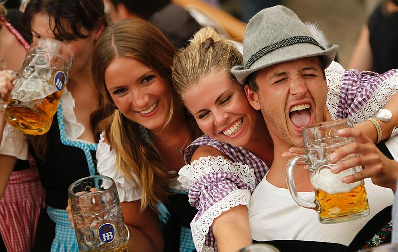Mit Freunden anstoßen und ausgelassen feiern: Besonders die Jugend lässt auf der Wiesn gern die Sau raus!
