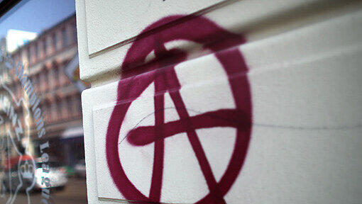 Ein Anarchie-Symbol wie dieses ist an ein Gymnasium in Sendling geschmiert worden. Die Polizei jagt jetzt Links-Aktivisten in München (Symbolbild) Ein Anarchie-Symbol wie dieses ist an ein Gymnasium in Sendling geschmiert worden. Die Polizei jagt jetzt Links-Aktivisten in München (Symbolbild)