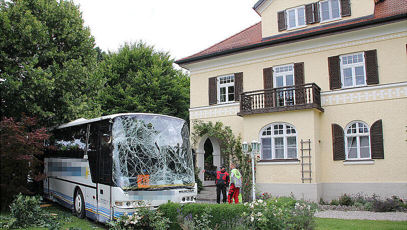 Am frühen Morgen steht plötzlich ein demolierter Schulbus im Garten dieser Albachinger Villa – Kinder sind zum Glück keine an Bord. Am frühen Morgen steht plötzlich ein demolierter Schulbus im Garten dieser Albachinger Villa – Kinder sind zum Glück keine an Bord.