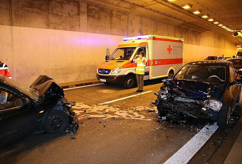 Ein Toter und ein Verletzter  - das ist die traurige Bilanz eines Geisterfahrerunfalls in einem Tunnel der A 94. Zwischen den Anschlussstellen Waldkraiburg und Heldenstein kam es zu dem schweren Crash.