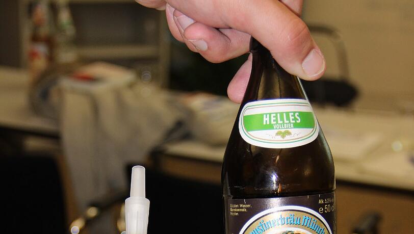 Das Ergebnis des TÜV-Trinkversuchs: Nach zwei Bier zeigt das Alkohol-Messgerät der AZ-Reporterin schon 0,51 Promille an. Das Ergebnis des TÜV-Trinkversuchs: Nach zwei Bier zeigt das Alkohol-Messgerät der AZ-Reporterin schon 0,51 Promille an.