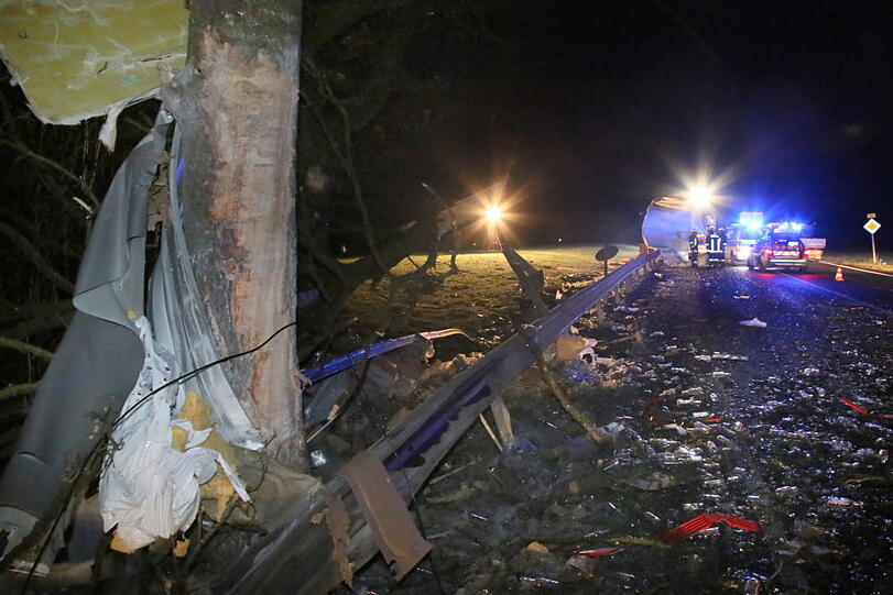 Auf der B12 im Landkreis Mühldrof hat sich am Montagmorgen ein schwerer Lkw-Unfall ereignet.