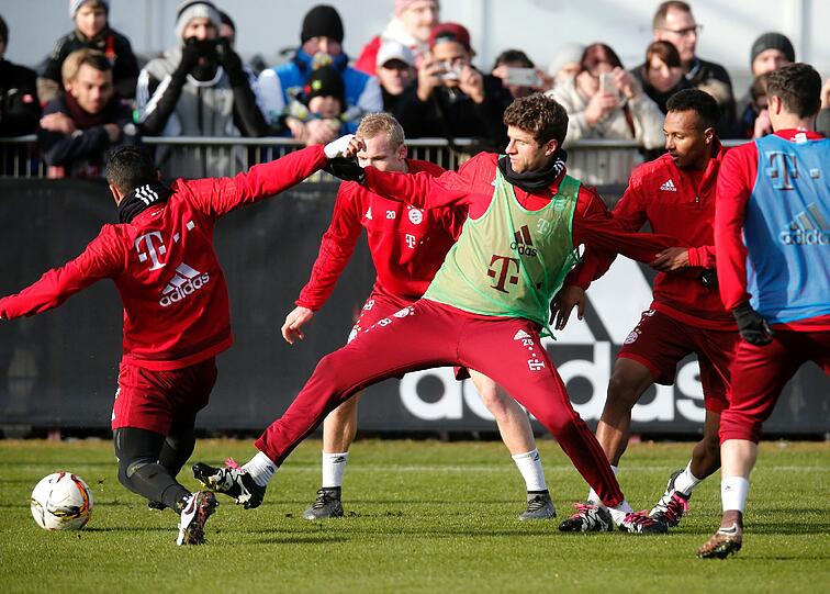 Bilder vom Abschlusstraining des FC Bayern vor dem Abflug nach Katar.