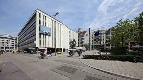 Jetzt noch trist, in Zukunft mondän oder spektakulär? Blick aufs Areal Sattlerplatz, auf dem der neue Georg-Kronawitter-Platz entsteht.