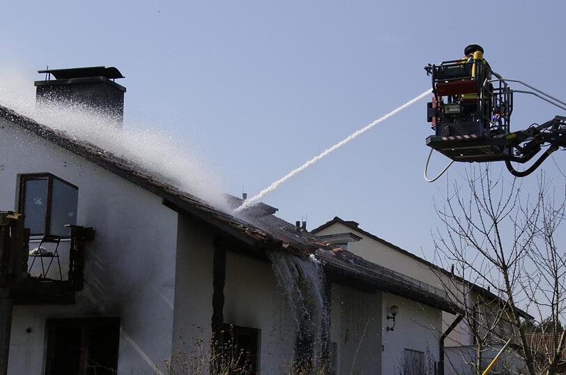Der Vater und vier weitere Kinder konnten das Gebäude nicht mehr rechtzeitig verlassen und mussten von den eintreffenden Feuerwehrkräften gerettet werden.