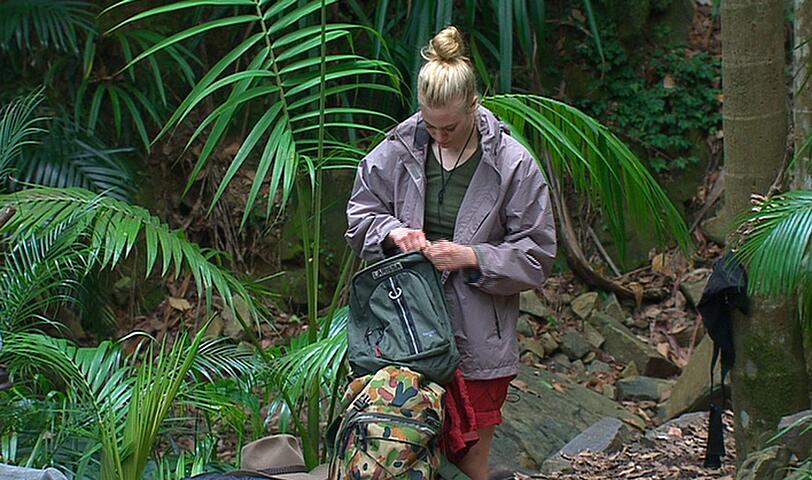 Larissa Marolt sucht verzweifelt ihre Zigaretten. : 'Das einzige was mich glücklich macht ist weg. Wie soll ich mich entspannen, der Tag hat gerade angefangen.