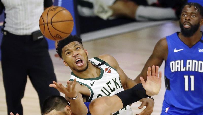 Nikola Vucevic (vorn) von Orlando Magic bremst Giannis Antetokounmpo (M) von den Milwaukee Bucks. Nikola Vucevic (vorn) von Orlando Magic bremst Giannis Antetokounmpo (M) von den Milwaukee Bucks.
