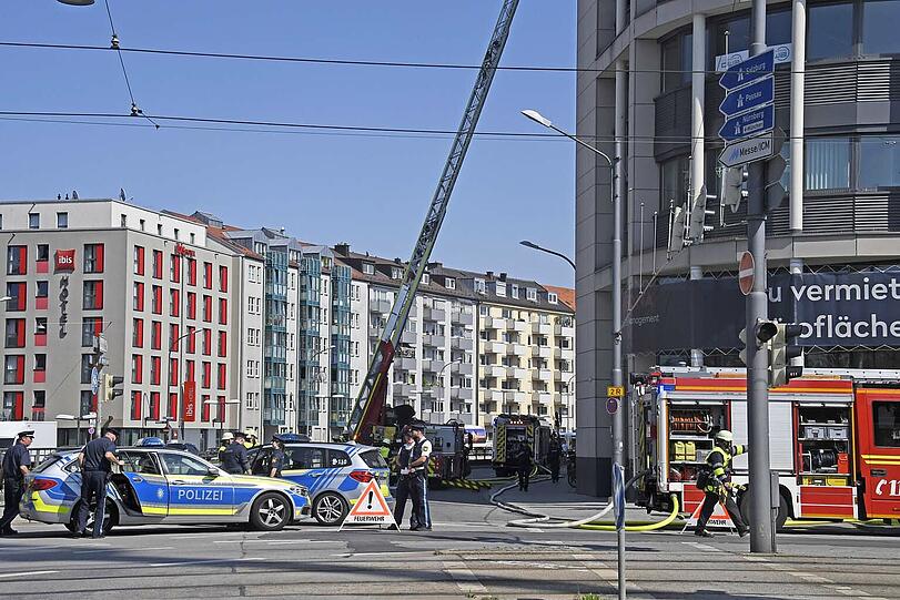 Auf dem Bürogebäude an der Tegernseer Landstraße war ein Feuer ausgebrochen, die Feuerwehr konnte den Brand rasch unter Kontrolle bringen.