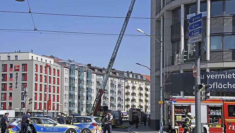 Auf dem Bürogebäude an der Tegernseer Landstraße war ein Feuer ausgebrochen, die Feuerwehr konnte den Brand rasch unter Kontrolle bringen. Auf dem Bürogebäude an der Tegernseer Landstraße war ein Feuer ausgebrochen, die Feuerwehr konnte den Brand rasch unter Kontrolle bringen.