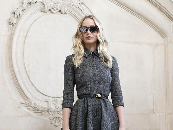 Bei der Oscar-Verleihung hat man Jennifer Lawrence nicht gesehen, aber die Dior-Show lässt sich die Schauspielerin nicht entgehen.