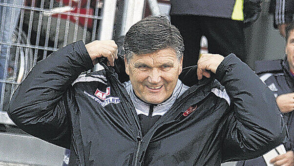 Warm anziehen – und durch: Club-Trainer Hans Meyer hält die Winterpause für überflüssig.Foto: bayernpress Warm anziehen – und durch: Club-Trainer Hans Meyer hält die Winterpause für überflüssig.Foto: bayernpress