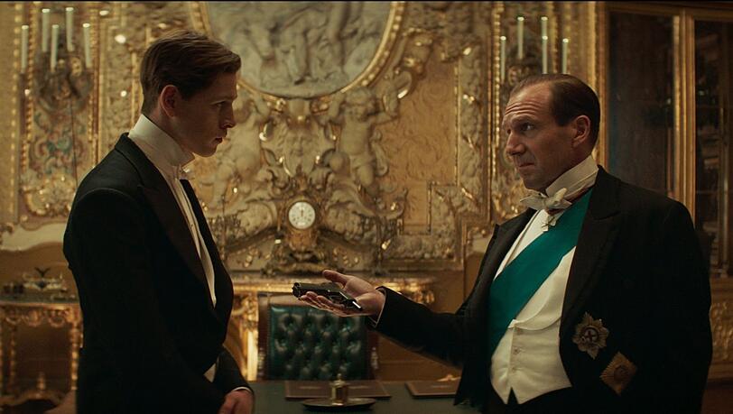 Conrad (Harris Dickinson, links) möchte im Gegensatz zu seinem Vater Orlando (Ralph Fiennes) seinem Land auch als Soldat dienen.