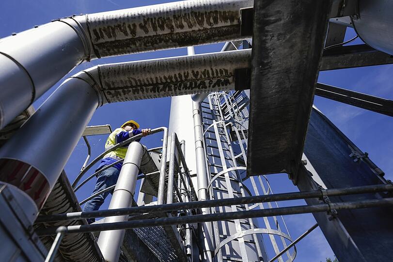 Ein Arbeiter steht in Frankenthal auf dem Gelände des Gasspeichers auf einer Absorber-Anlage.