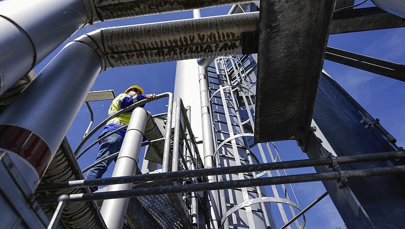 Ein Arbeiter steht in Frankenthal auf dem Gelände des Gasspeichers auf einer Absorber-Anlage. Ein Arbeiter steht in Frankenthal auf dem Gelände des Gasspeichers auf einer Absorber-Anlage.
