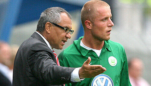 „Felix Magath kann sehr rigoros sein, wenn es nicht funktioniert“: Das hat auch Daniel Adlung spüren müssen. Beim „Wölfe“-Coach ist der Ex-Fürther (rechts) nur zweite Wahl. „Felix Magath kann sehr rigoros sein, wenn es nicht funktioniert“: Das hat auch Daniel Adlung spüren müssen. Beim „Wölfe“-Coach ist der Ex-Fürther (rechts) nur zweite Wahl.