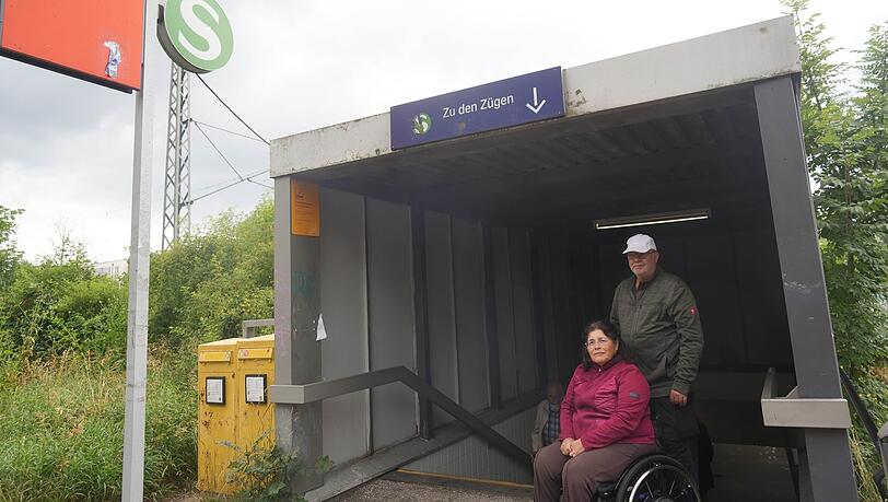 An der steilen Treppe zu diesem Münchner S-Bahnhof ist Schluss: Rollstuhlfahrerin Rosita Rodriguez (67) wird am S-Bahnhof Aubing ausgebremst.  Sie gelangt hier nicht bis zum Bahnsteig.