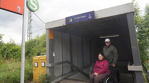 An der steilen Treppe zu diesem Münchner S-Bahnhof ist Schluss: Rollstuhlfahrerin Rosita Rodriguez (67) wird am S-Bahnhof Aubing ausgebremst.  Sie gelangt hier nicht bis zum Bahnsteig.