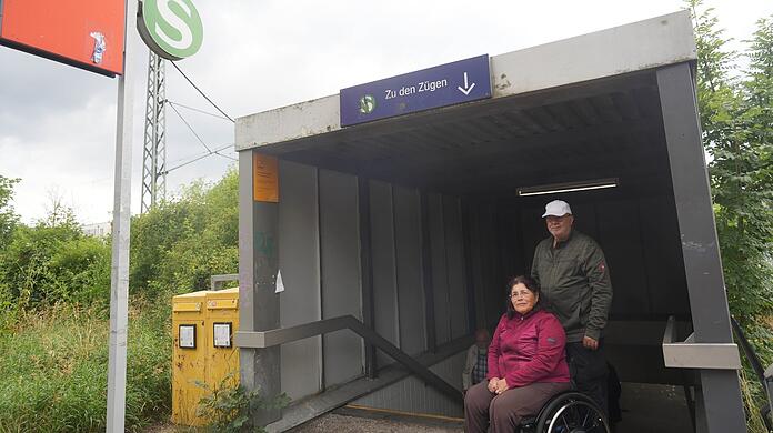 An der steilen Treppe zu diesem Münchner S-Bahnhof ist Schluss: Rollstuhlfahrerin Rosita Rodriguez (67) wird am S-Bahnhof Aubing ausgebremst.  Sie gelangt hier nicht bis zum Bahnsteig.