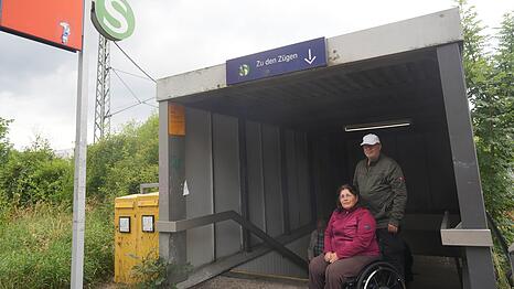 An der steilen Treppe zu diesem Münchner S-Bahnhof ist Schluss: Rollstuhlfahrerin Rosita Rodriguez (67) wird am S-Bahnhof Aubing ausgebremst.  Sie gelangt hier nicht bis zum Bahnsteig.