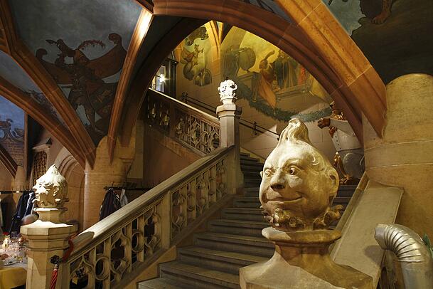 Mit solch gut gelaunten B&uuml;sten f&auml;llt das Treppensteigen im Ratskeller nur noch halb so schwer.