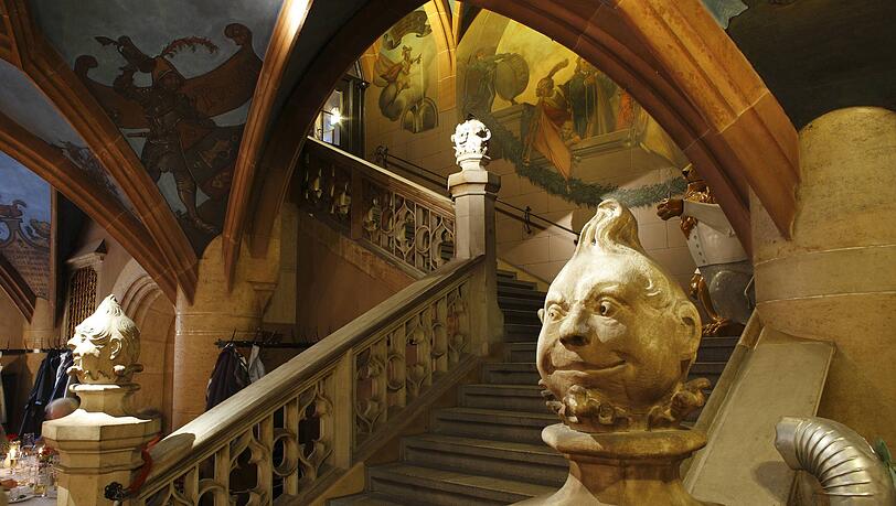 Mit solch gut gelaunten B&uuml;sten f&auml;llt das Treppensteigen im Ratskeller nur noch halb so schwer.