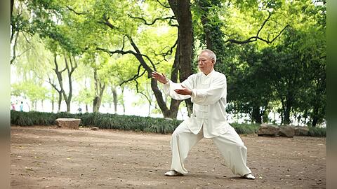 Tai Chi Walking setzt auf langsame, bewusste Schritte.