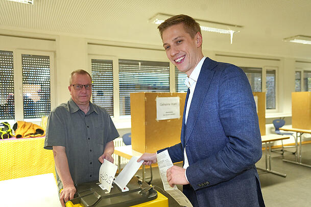 Grünen-OB-Kandidat Dominik Krause bei seiner Stimmabgabe bei der Stichwahl am 22. März 2026. Grünen-OB-Kandidat Dominik Krause bei seiner Stimmabgabe bei der Stichwahl am 22. März 2026.