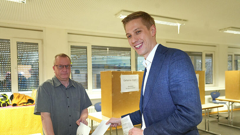 Gr&uuml;nen-OB-Kandidat Dominik Krause bei seiner Stimmabgabe bei der Stichwahl am 22. M&auml;rz 2026.