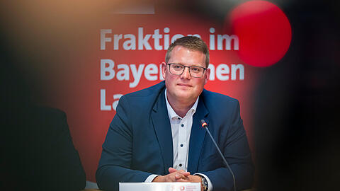 Holger Grie&szlig;hammer w&auml;hrend einer Pressekonferenz im Bayerischer Landtag.