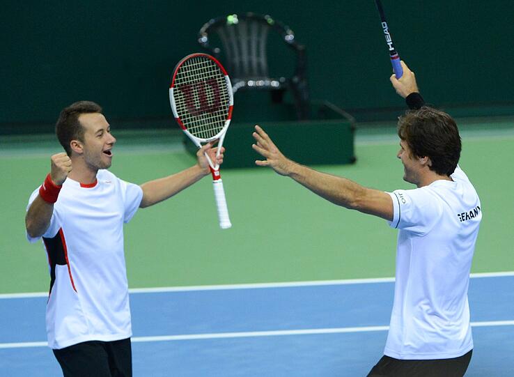 Tommy Haas und Philipp Kohlschreiber gewinnen das Doppel gegen Spanien in einem spannenden Viersatz-Krimi und holen den dritten Puntk für das deutsche Team