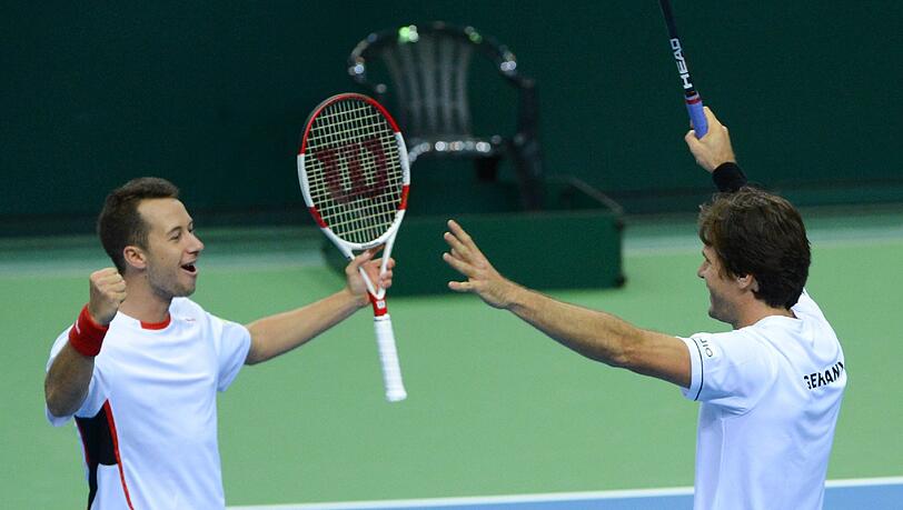 Tommy Haas und Philipp Kohlschreiber gewinnen das Doppel gegen Spanien in einem spannenden Viersatz-Krimi und holen den dritten Puntk für das deutsche Team Tommy Haas und Philipp Kohlschreiber gewinnen das Doppel gegen Spanien in einem spannenden Viersatz-Krimi und holen den dritten Puntk für das deutsche Team