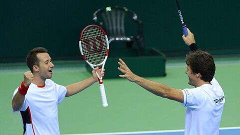 Tommy Haas und Philipp Kohlschreiber gewinnen das Doppel gegen Spanien in einem spannenden Viersatz-Krimi und holen den dritten Puntk für das deutsche Team