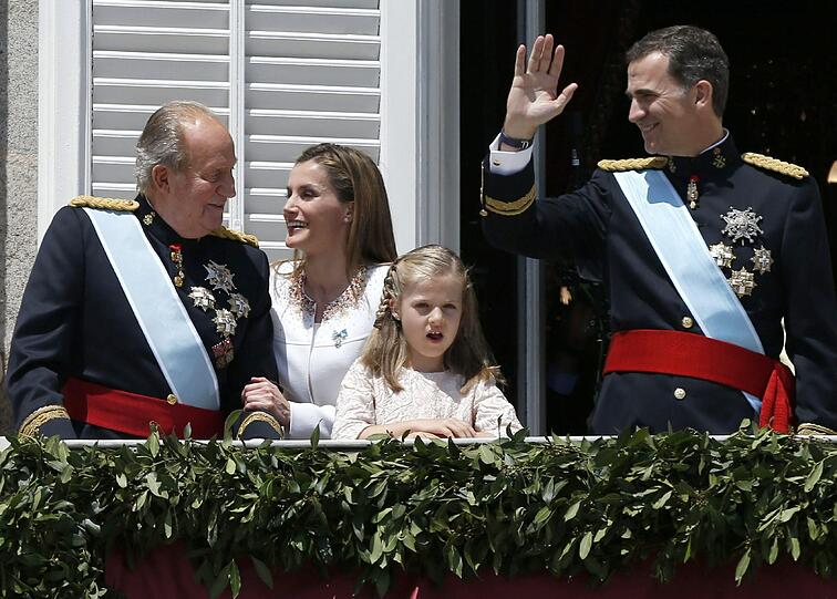 König Felipe VI. vertreibt Trauer über König Fußball - Zehntausende jubeln in Madrid ihrem neuen Monarchen zu. Die Bilder.