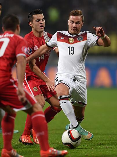 Mario Götze - Note 2 - Spielte ungewohnt weit hinten, mit vier offensiveren Kollegen vor sich. Trieb das Spiel gut an und startete fast jeden Angriff. Verbreitete mit Abstand den meisten Spielwitz, so bei seinem öffnenden Pass vor dem 2:0 und dem Solo zum 3:0. Nach der Pause etwas schwächer.