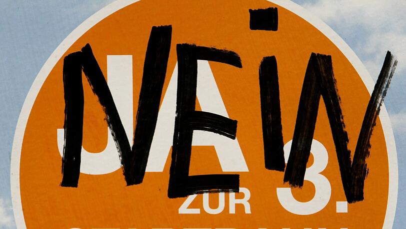 Gegner der am Flughafen München geplanten dritten Startbahn haben auf ein Plakat der Startbahn-Befürworter in München (Bayern) das Wort «NEIN» geschrieben.