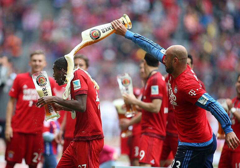 DAVID ALABA &ndash; NOTE 1

Der Party-Marathon-Läufer: Immer wieder doppelläufig mit Weißbier-Humpen bewaffnet, suchte er sich immer wieder neue Opfer. Boateng beim Interview, Weiser beim T-Shirt anziehen, Hauptsache wehrlos.