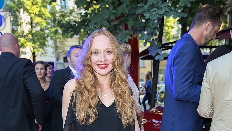 Mini-Kleid, Maxi-Wirkung – aber hallo! Schauspielerin Brigitte Hobmeier zeigt sich bei der Casting-Nacht als Wow-Frau. Mini-Kleid, Maxi-Wirkung – aber hallo! Schauspielerin Brigitte Hobmeier zeigt sich bei der Casting-Nacht als Wow-Frau.