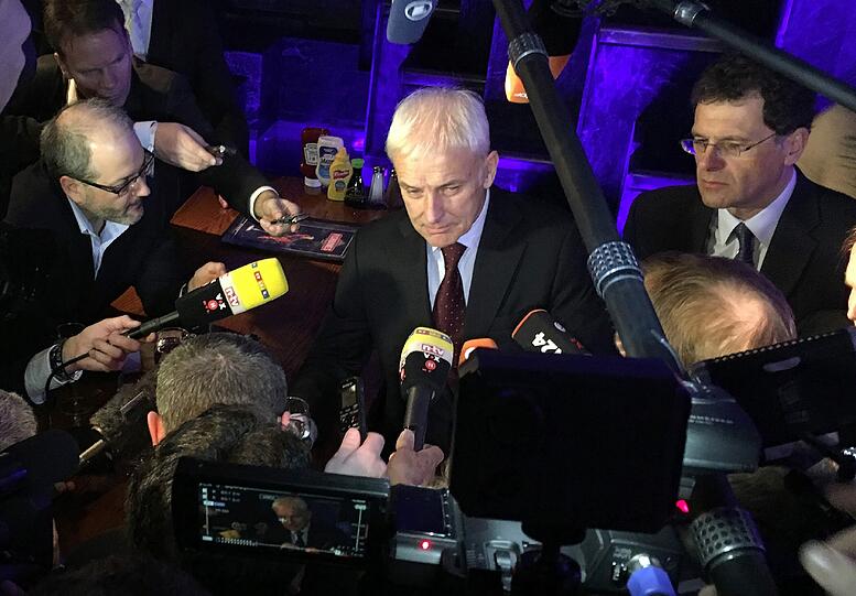 VW-Chef Michael Müller ist in den USA - um sich für die Abgas-Affäre zu entschuldigen und bei Anlegern und Kunden um Vertrauen zu werben. Hier stellt er sich Fragen von Journalisten.
