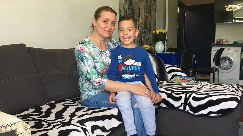 Alina Alexa (41) bewohnt mit ihrem Sohn Alex (3) eine kleine Zweizimmerwohnung in dem Gebäude.