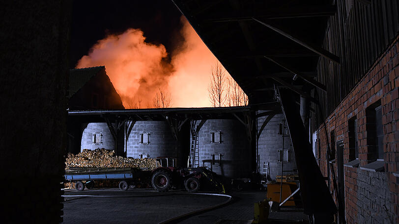 Die Bilder vom Feuerwehreinsatz in Vilsbiburg, bei dem ein Sägewerk komplett abgebrannt ist.