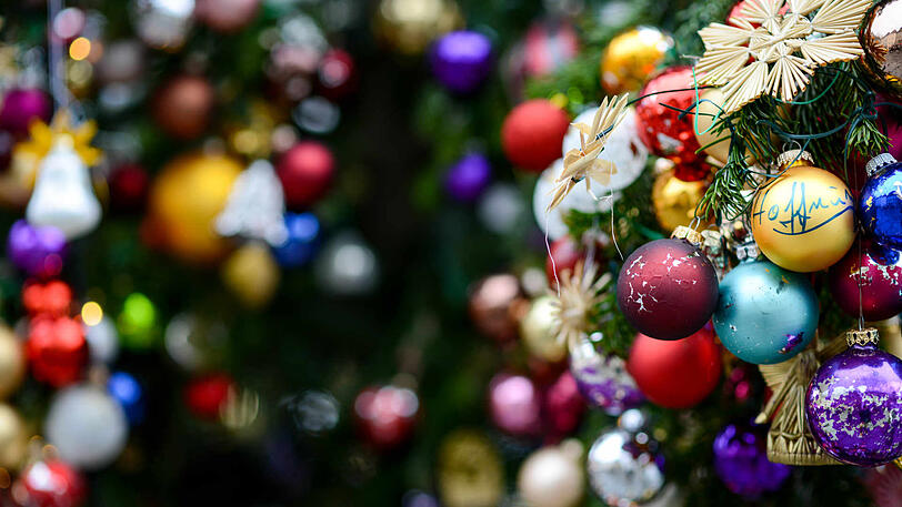 Die Täter füllten die Christbaumkugeln mit Farbe und warfen sie gegen die Hauswand.