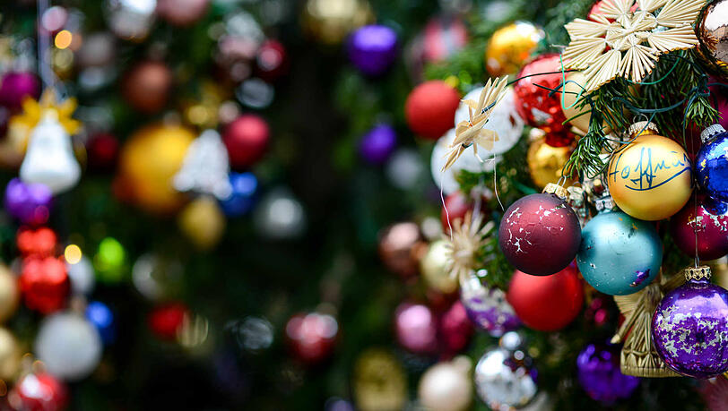 Die Täter füllten die Christbaumkugeln mit Farbe und warfen sie gegen die Hauswand. Die Täter füllten die Christbaumkugeln mit Farbe und warfen sie gegen die Hauswand.