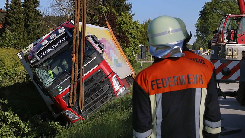 Durch eine Niesattacke ist der Fahrer dieses LKWs von der Straße abgekommen und in einen Graben gestürzt.