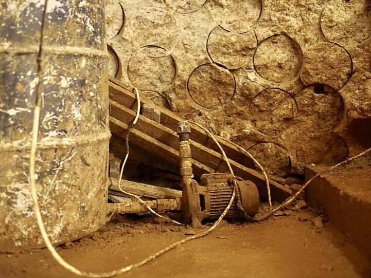 Einfach ausgestattet, aber funktionstüchtig: Blick auf ein Fass und eine elektrische Pumpe, in einem von der Hisbollah gegrabenen Tunnel.