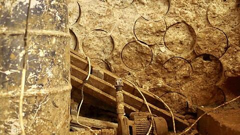 Einfach ausgestattet, aber funktionstüchtig: Blick auf ein Fass und eine elektrische Pumpe, in einem von der Hisbollah gegrabenen Tunnel.